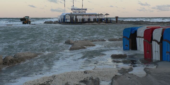 Überflutete Strandkörbe im Wasser
