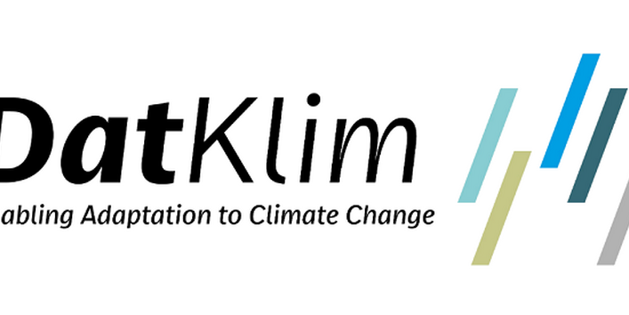 Logo DatKlim in Schrift mit kühlfarbenen Streifen abschließend auf der rechten Seite versetzt