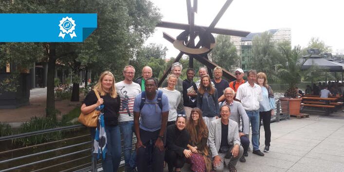 Gruppenführung am "Urbanen Gewässer" Potsdamer Platz Berlin. Eine Gruppe posiert.