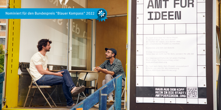 Urban Lab Mitarbeiter bei der Beratung eines Bürgers im "Amt für Ideen"