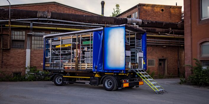 Ein Anhängeraufbau mit diversen Gerüsten und Holz für Rettungs- und Bergungsaufgaben