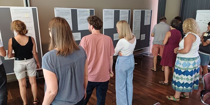 Kooperationsforum Klimaangepasste Parkgewässer Bremen Projekt KlimPark. Teilnehmende stehen vor Flipcharts und betrachten Texte.