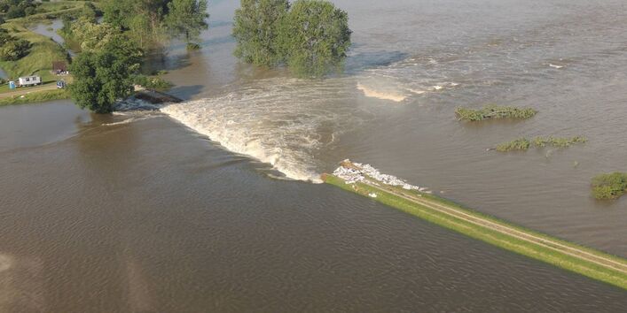 Das Bild zeigt eine Gefährdung infolge des Versagens der technische Hochwasserschutzanlage. 