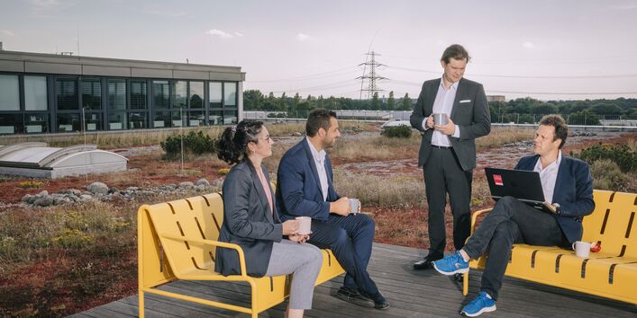 Gestaltung von Gründächern zum Schutz vor sommerlicher Hitze sowie vor Starkregen bietet gleichzeitig Erhohlungsmöglichkeiten.