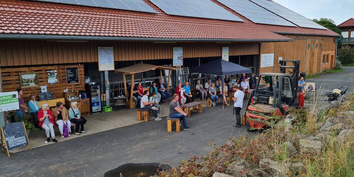 Das Bild zeigt eine Veranstaltung zum Thema "Klimaanpassung in der Landwirtschaft" auf dem Hof Tolle (2021)