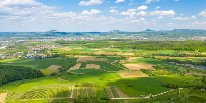 Blick vom Fuchseck in den Landkreis Göppingen zeigt einen weiten Blick in die Landschaft bei blauen Himmel mit weissen Wolken.