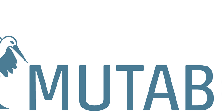 MUTABOR-Logo. Das Logo ist in blau-weiß gehalten und stellt einen Storch dar mit dem Schriftzug in großen Lettern MUTABOR.