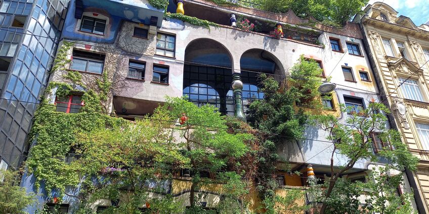 Das Bild zeigt einen Ausschnitt des Hundertwasserhauses in Wien. 