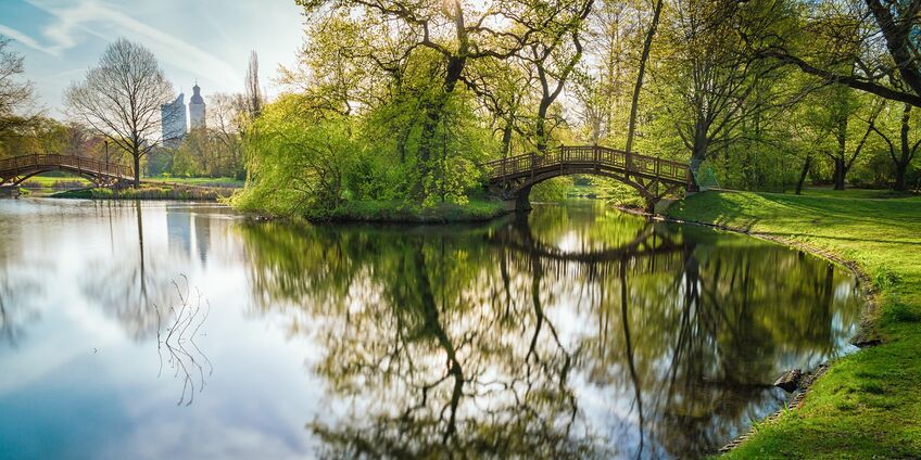 Grünanlage mit Gewässer in der Stadt Leipzig.
