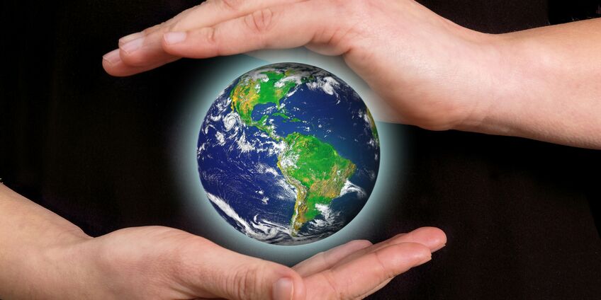 Eine Weltkugel in zwei Händen