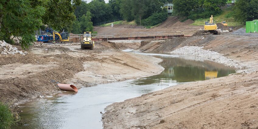Baugeräte in einem Fluss