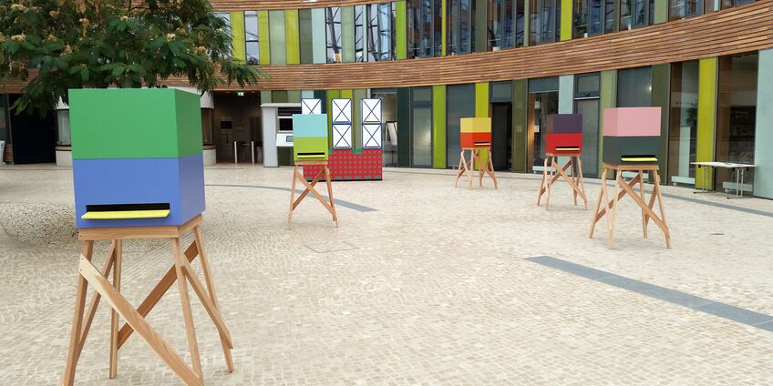 Bunte Bienenhäuser stehen im UBA-Forum