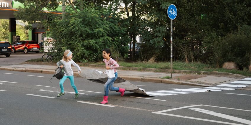 zwei Kinder mit Zebrastreifen