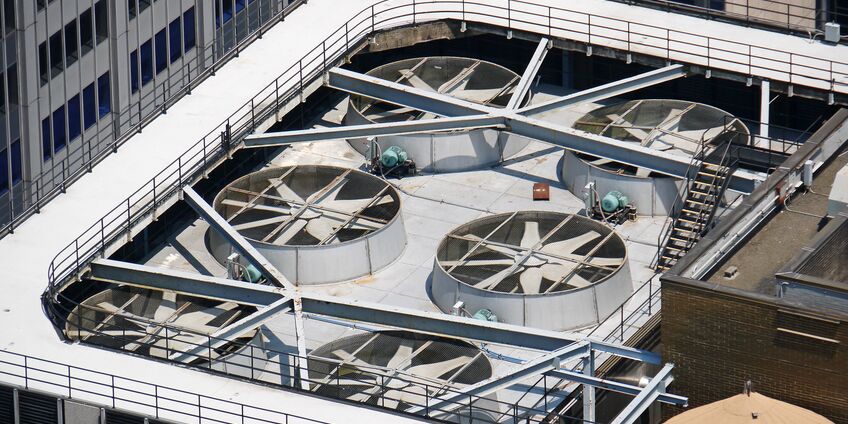 Ansicht einer Klimaanlage auf dem Dach eines Hochhauses.