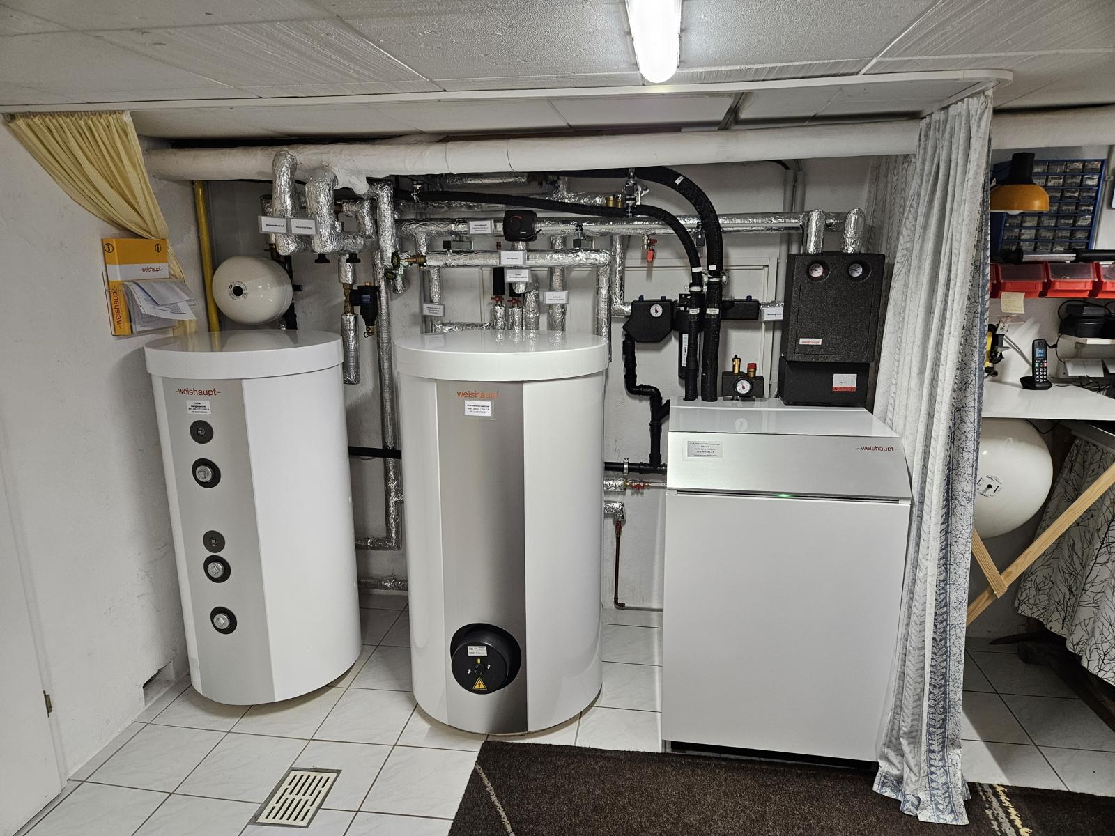 Wärmepumpe, Heißwasserspeicher und Pufferspeicher