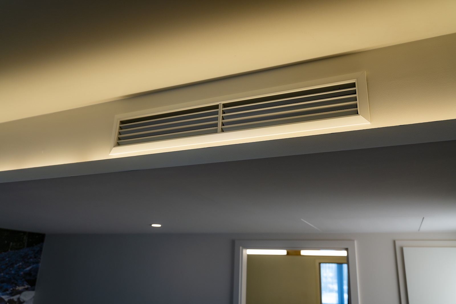 Klimageräte in der Zwischendecke verbaut im Gästezimmer 