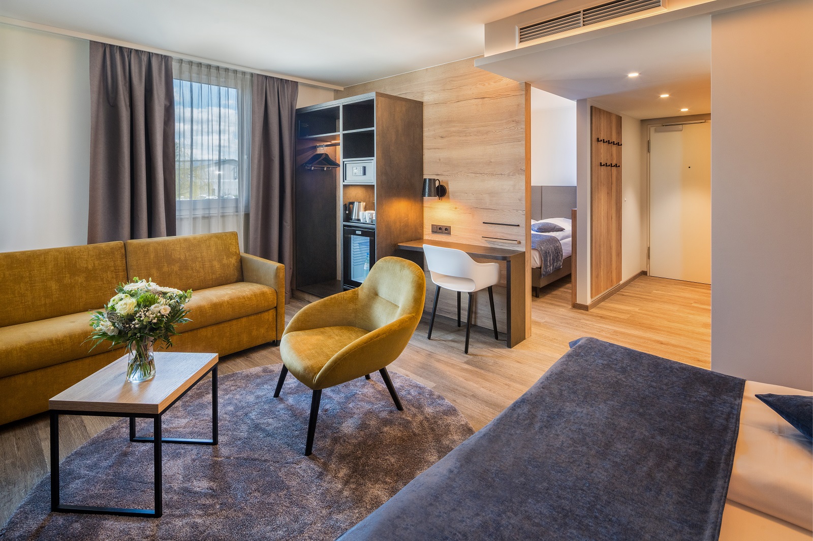 Gästezimmer mit Luftauslässen und Kanalklimagerät 