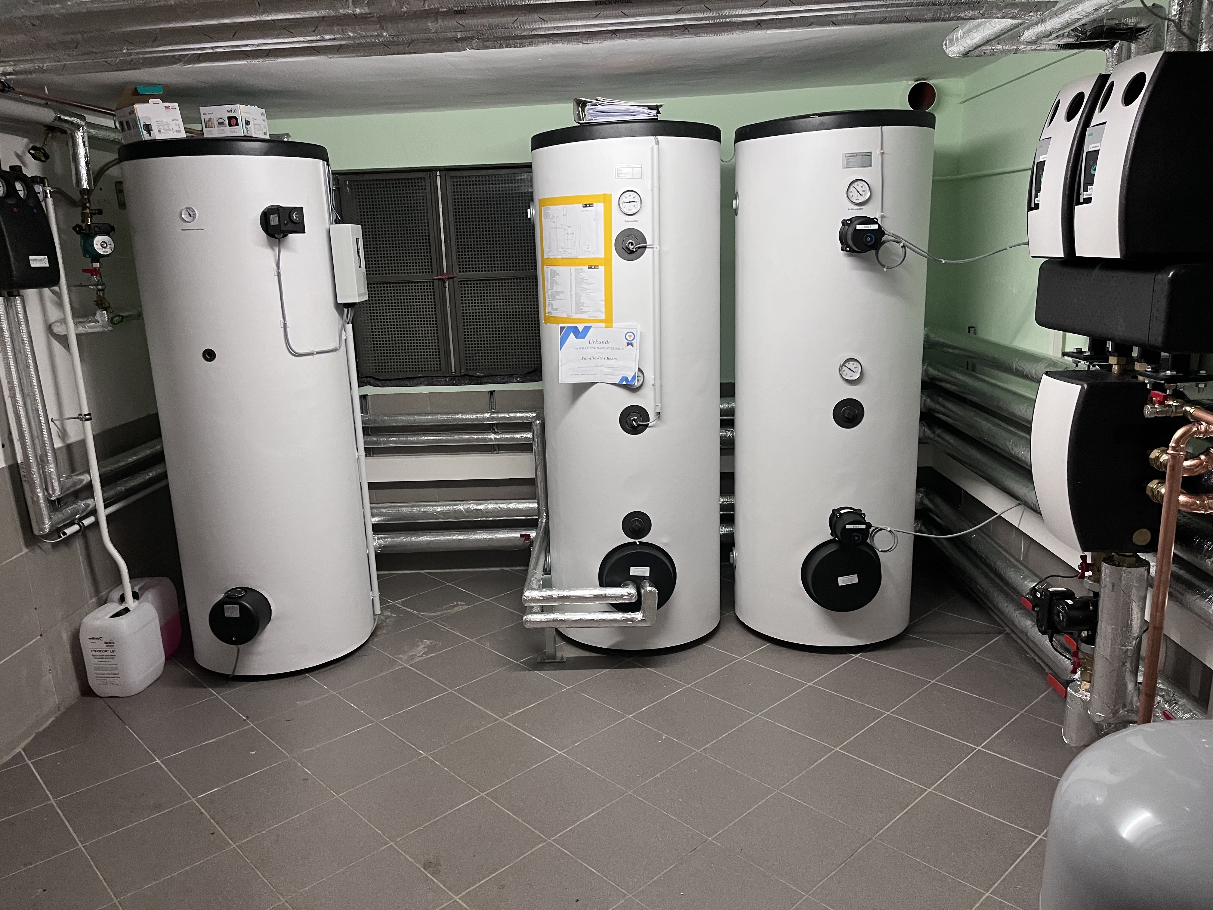 Heizungsraum inkl. Pufferspeicher, Solarthermiespeicher und Frischwasserstation