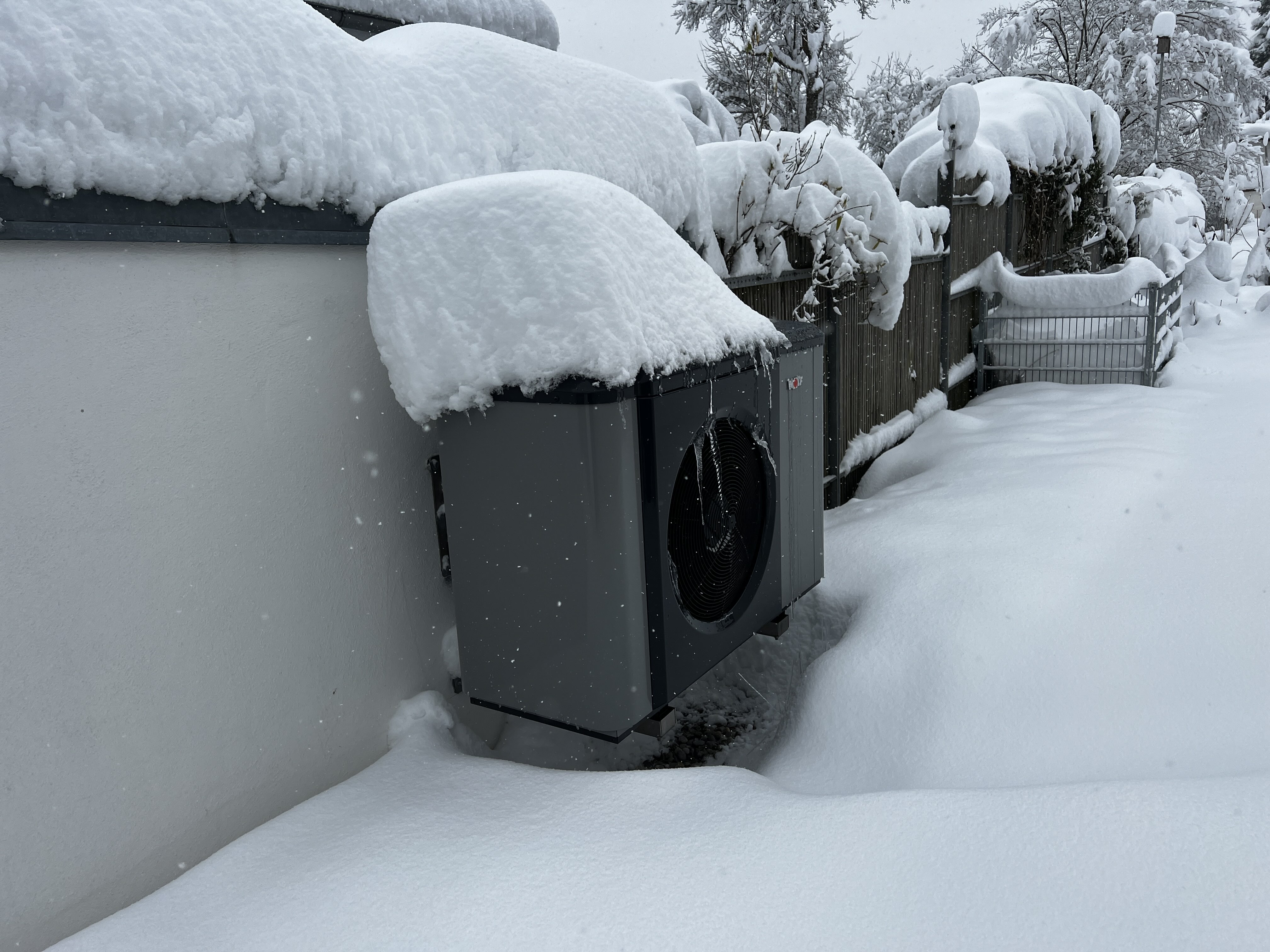 Die Wärmepumpe unter einer dicken Schneedecke.