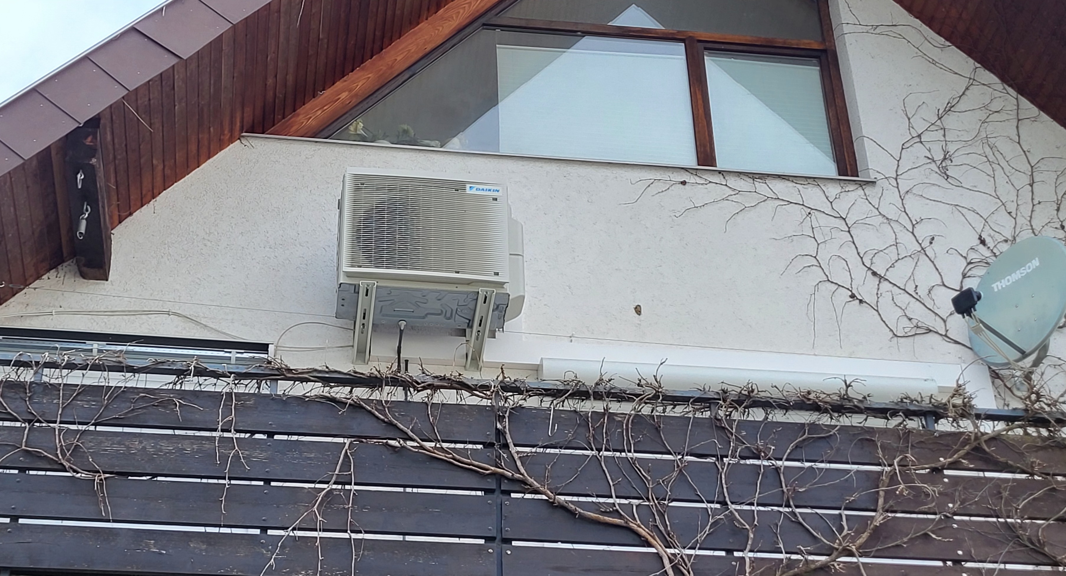 Ein Hausgiebel mit Wärmepumpe