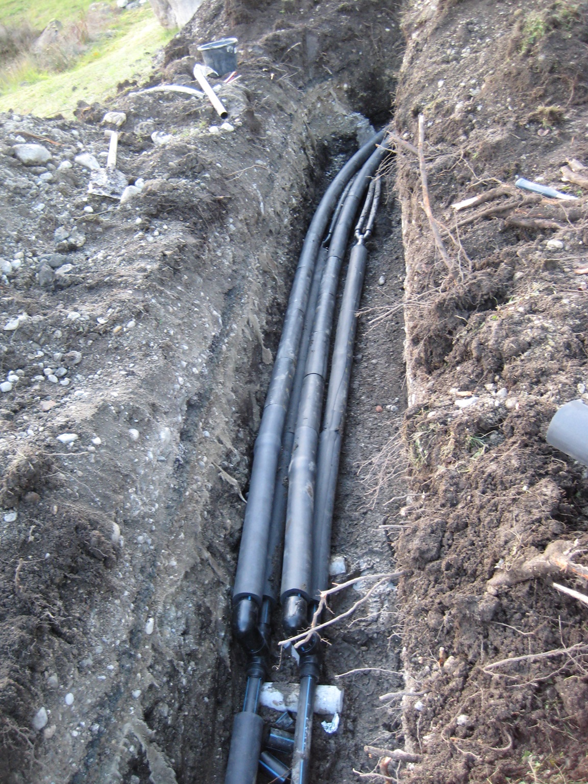 Zuleitung Sondenbohrung im noch offenen Graben