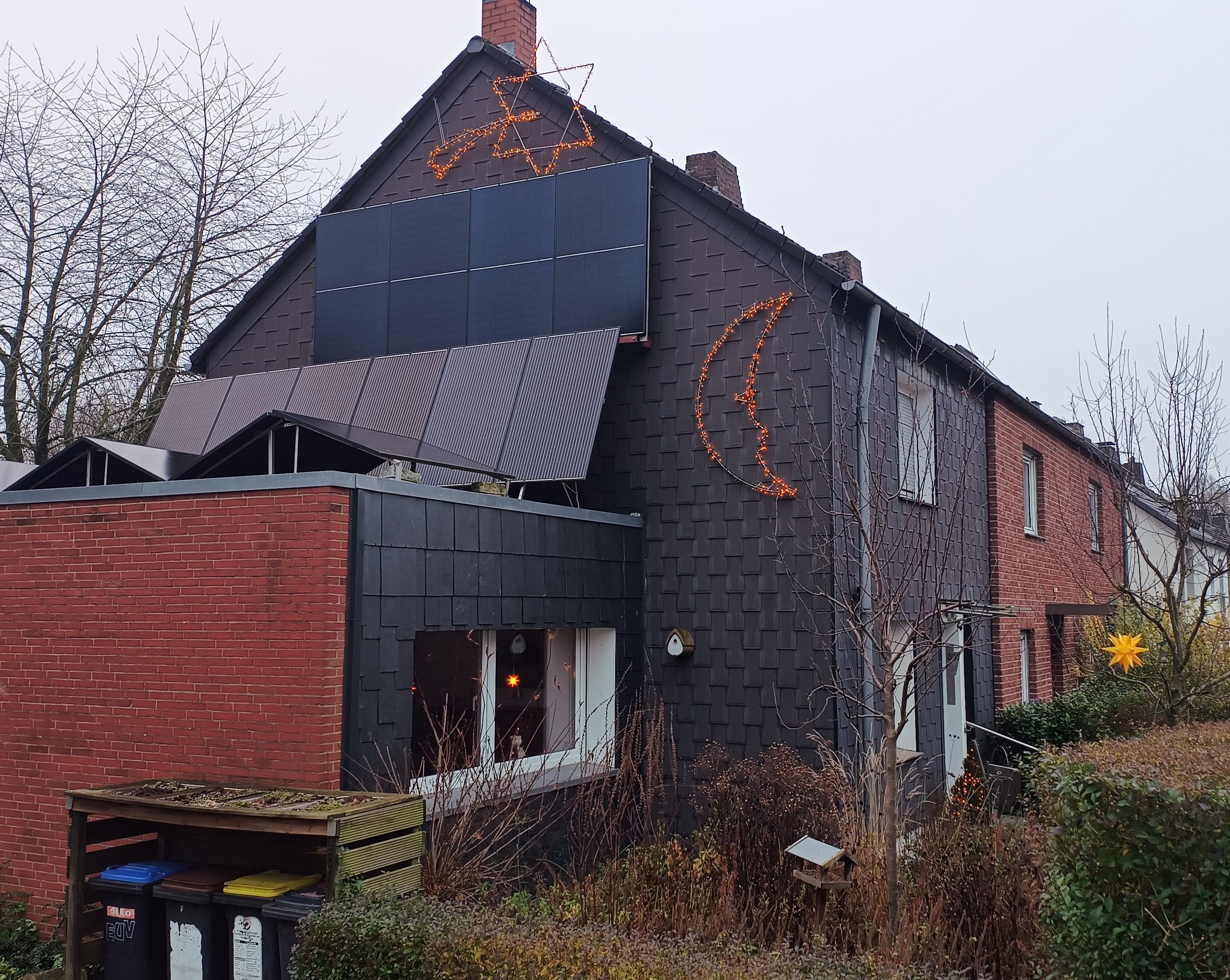 Ein schieferverkleidetes Reihenendhaus mit einstöckigem Anbau an der Giebelseite