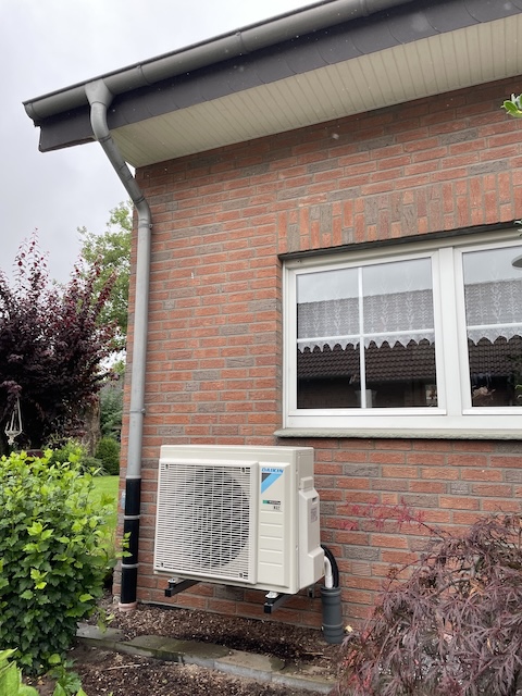 Außengerät der Wärmepumpe an Außenwand des Hauses.