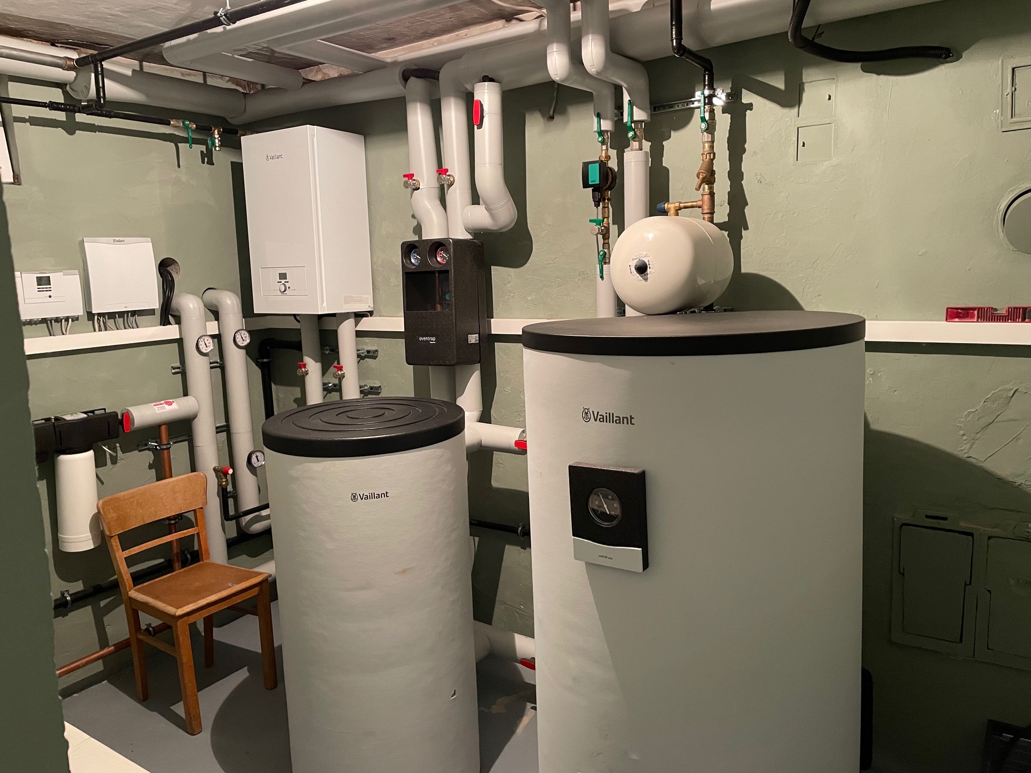 Wärmepumpeninstallation im Heizungskeller mit Wasserspeichern und Verrohrungneu