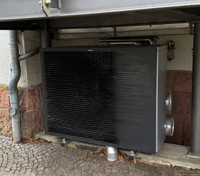 Das dunkelgraue Außengerät einer Luft-Wasser-Wärmepumpe.