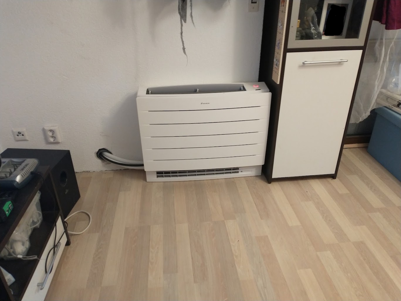 Truhengeräte als Innengerät der Klimaanlage vor Verkleidung der Anschlussleitungen