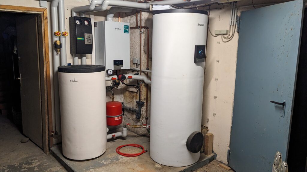 Links im Bild: 200 l Pufferspeicher, rechts 300 l Brauchwasserspeicher, dazwischen die Gaszusatztherme