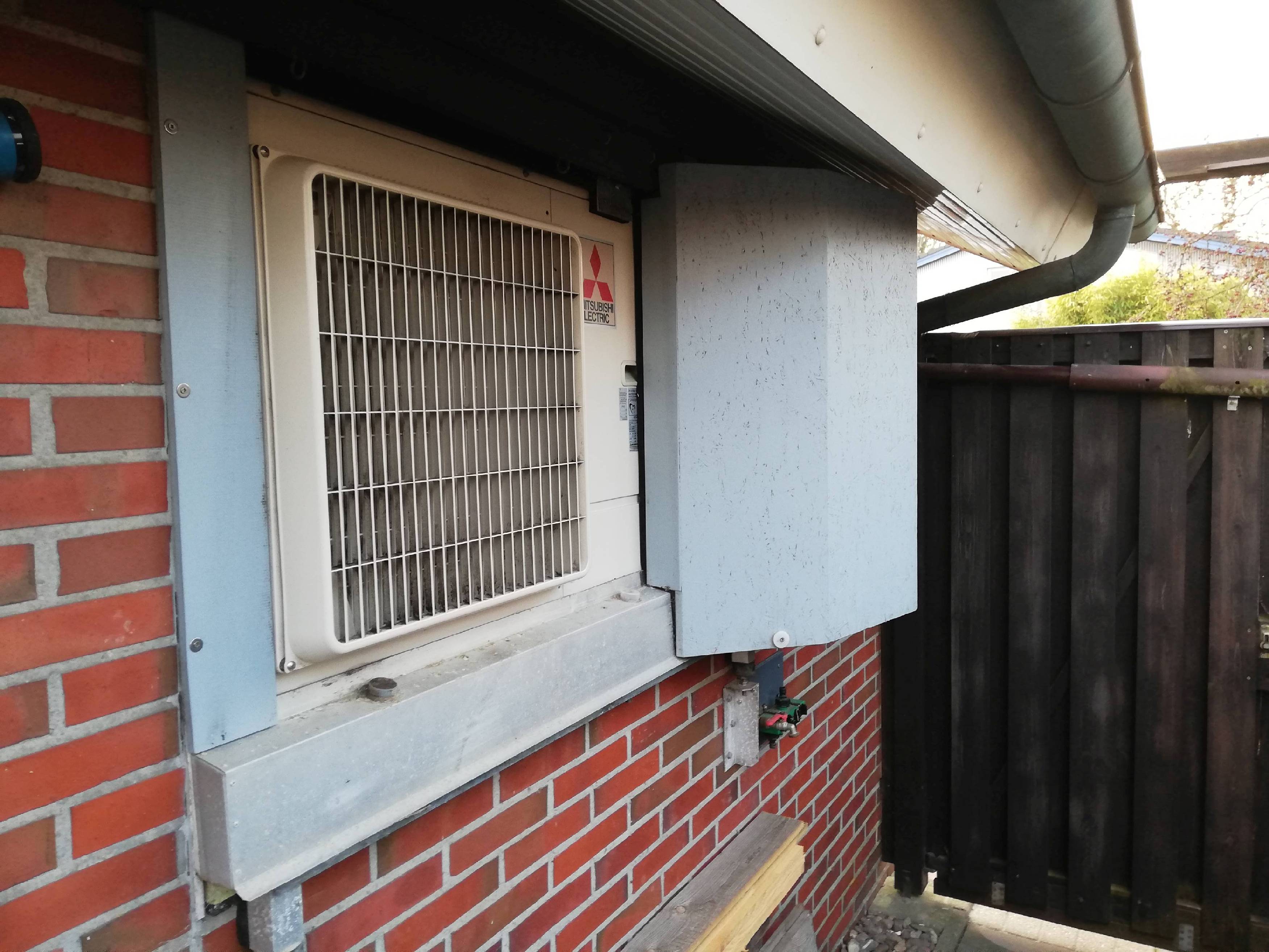 Eine Wärmepumpe bündig in einer Fensteröffnung eingebaut.