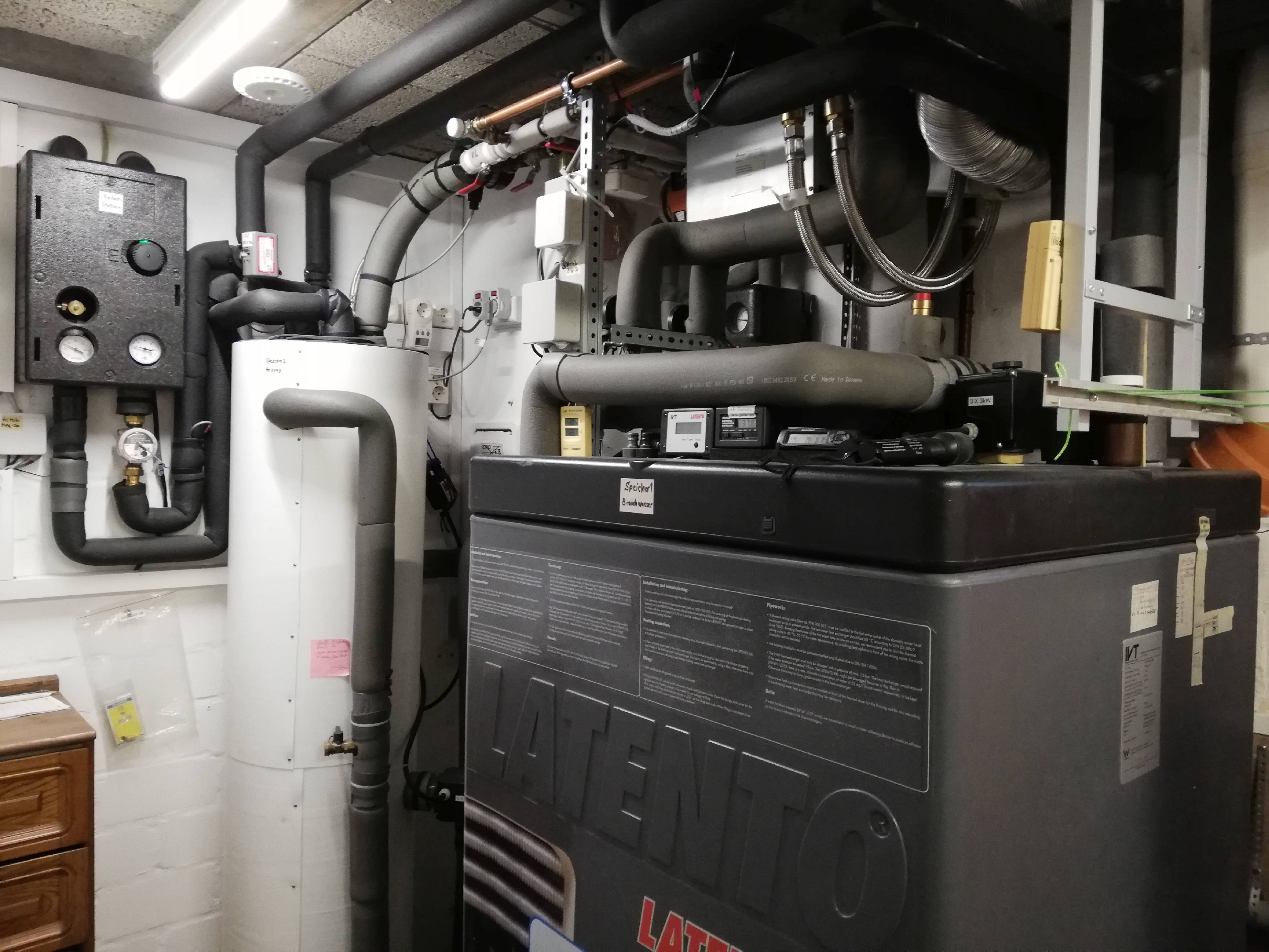 Die Nebeneinrichtungen der WP im Heizungskeller: Speicher, Wärmeübertrager,isolierte Rohrleitungen.