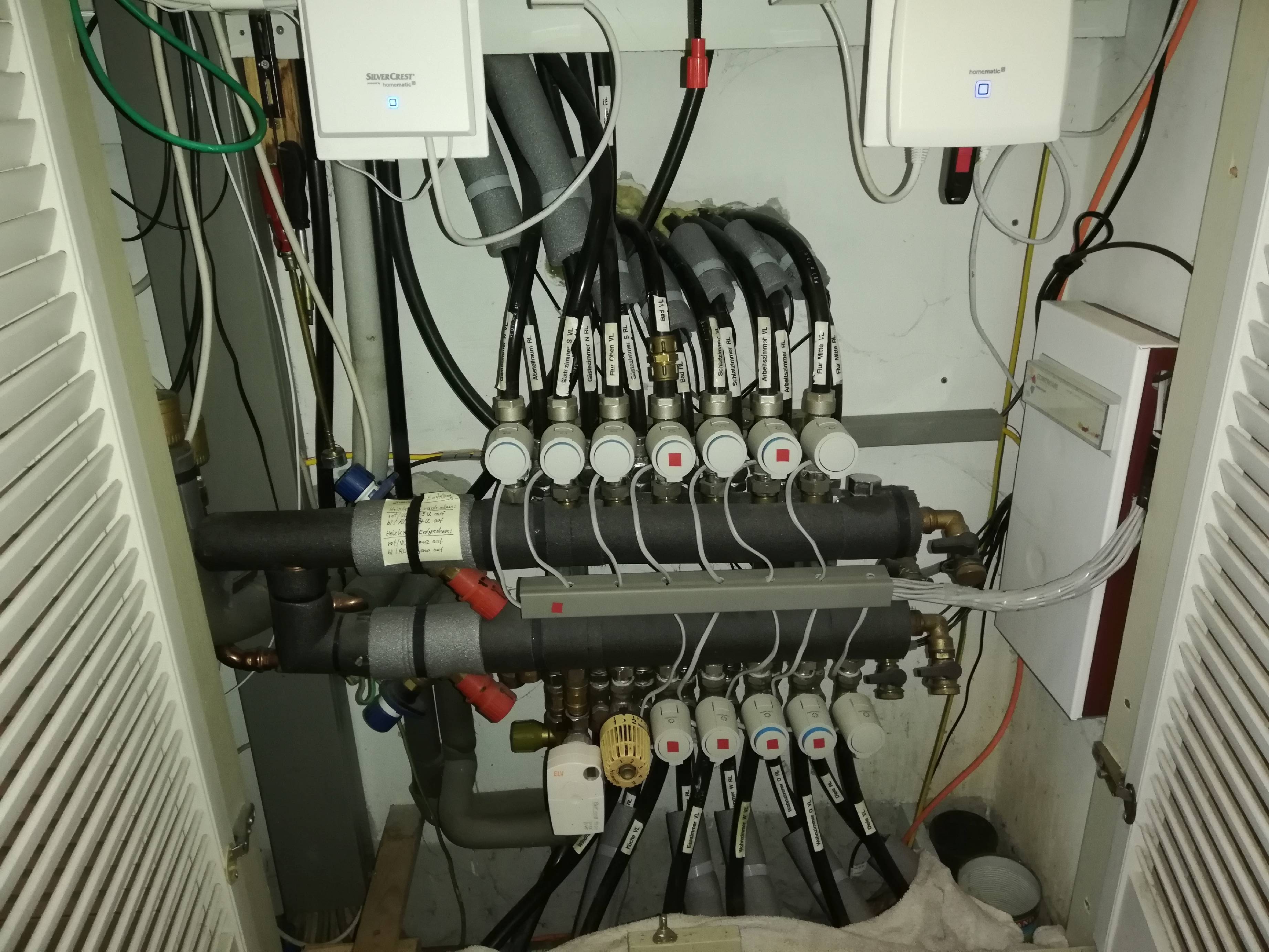 Den Heizkreisverteiler mit Einzelraumregelung.